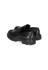 Zwarte leren schoenen met een dikke rubberen zool en een strikaccent op de bovenkant. Rondvormig met een gladde textuur en afgeronde randen.