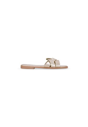 Infradito dorate con cinturini incrociati e suola piatta beige. Materiale liscio con una leggera lucentezza, design minimalista e senza decorazioni.