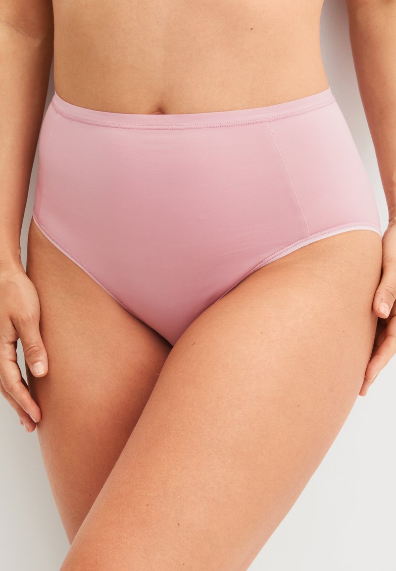 Hoge taille roze slipjes van gladde stof. Heeft een effen kleur met minimale stikseldetails en een zachte elastische tailleband.