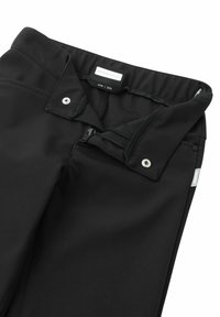 Schwarze Hose mit elastischem Bund, Reißverschluss und Druckknopfverschluss, Größe 104, mit Reima-Markenetikett an der Seitennaht.