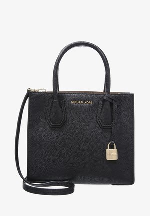 Czarna, teksturowana skórzana torebka Michael Kors z dwoma uchwytami, odpinanym paskiem na ramię i małą złotą zawieszką w kształcie kłódki.