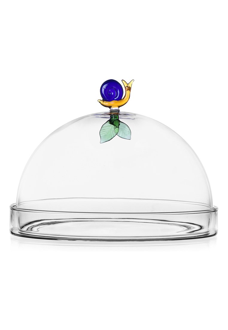 Szklana klosz z przezroczystą kopułą i okrągłą podstawą. Na dekoracyjnej figurce ślimaka na wierzchu znajduje się niebieska muszla z wirami i zielone liście.