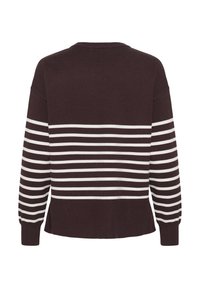 Pull marron foncé à manches longues avec des rayures blanches horizontales sur le bas du dos et les manches, avec un col rond.