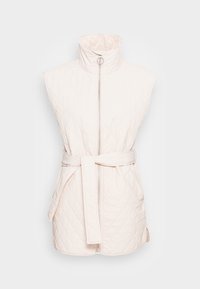 Gilet sans manches matelassé en beige clair, doté d'un col montant, d'une fermeture éclair sur le devant et d'une ceinture en tissu. Texture lisse avec des détails en motif de losanges.