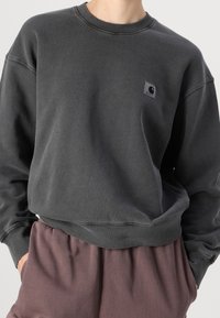 Donkergrijze sweatshirt met ronde hals, geribbelde boorden en onderrand. Beschikt over een klein logo-patch op de borst. Materiaal van katoenmix.