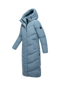 Cappotto lungo imbottito blu chiaro con colletto alto e grande cappuccio, con cuciture diagonali e tasche laterali. Logo nero sulla manica.