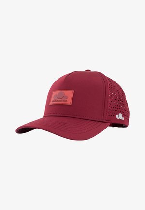 Crvena kapa s čvrstom prednjom panelom i mrežastim stranama, s pravokutnom kožnom oznakom i perforiranim detaljima na stražnjoj strani.