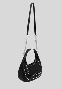 Borsa a tracolla in pelle nera con forma curva, dettagli in metallo argentato, tracolla a catena rimovibile e chiusura con zip.