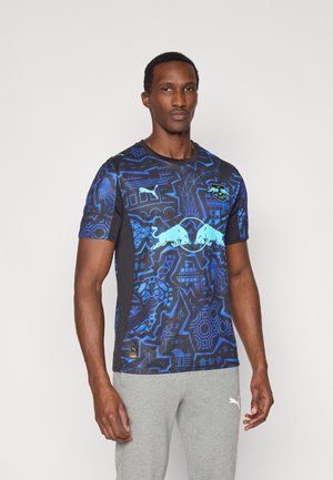 Tricou sport negru cu modele geometrice albastre și o grafică centrală, realizat din material respirabil, cu mâneci scurte și decolteu rotund.