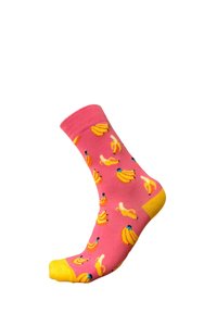 Pink sokker med gul tå og hæl, prydet med et gentaget bananmønster i lyse farver. Fremstillet af blødt, strækbart stof.
