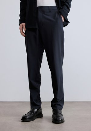 COMMUTER TAPERED - Nadrágok - dark blue