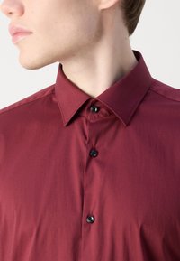HUGO KENNO - Formalna srajca - dark pink