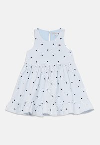 Světle modré pruhované šaty s malými tmavě modrými srdíčky, bez rukávů, se sbíranou sukní a volánkovým lemem. Mají zapínání na knoflíky vzadu.