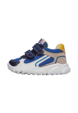 Chaussure de sport dotée d'un mélange de tissu bleu et de suède, d'une semelle en caoutchouc blanche, de doubles sangles Velcro et d'un accent jaune au niveau du talon.