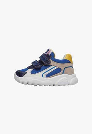 Scarpa sportiva con un mix di tessuto blu e suede, suola in gomma bianca, doppie cinghie in velcro e un accento giallo sul tallone.
