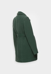 Groene wollen jas met een tailleband, reverskraag en lange mouwen. Gladde textuur en een getailleerd silhouet, voorzien van zijzakken.