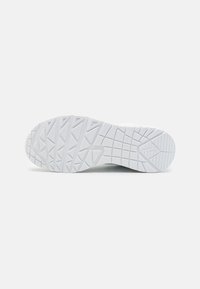 Semelle de chaussure présentant une surface en caoutchouc blanc texturé avec un motif de semelle composé de formes interlocking pour une adhérence et une durabilité optimales.