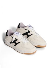 Witte leren sneakers met zwarte accenten en een gum rubberen zool. Kenmerken zijn onder andere een vetersluiting en een gewatteerde kraag met een logo op de tong.