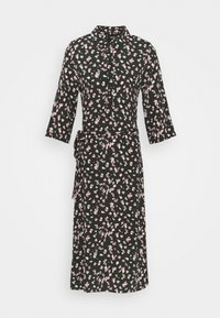 Robe noire avec un motif floral rose et blanc, devant boutonné, col, manches aux coudes, et détail de taille nouée.