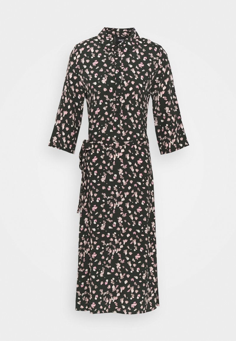Robe noire avec un motif floral rose et blanc, devant boutonné, col, manches aux coudes, et détail de taille nouée.