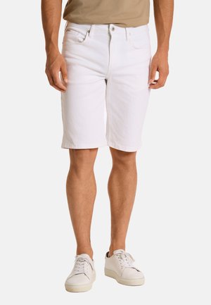 Witte denim shorts met een recht gesneden ontwerp, klassieke vijf-pocket stijl en subtiele stiksels. Gecombineerd met witte sneakers.