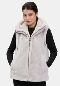 Jasnoszara kamizelka z futra syntetycznego z kapturem, na zamek błyskawiczny i bocznymi kieszeniami. Posiada przeszycia oraz miękką fakturę.
