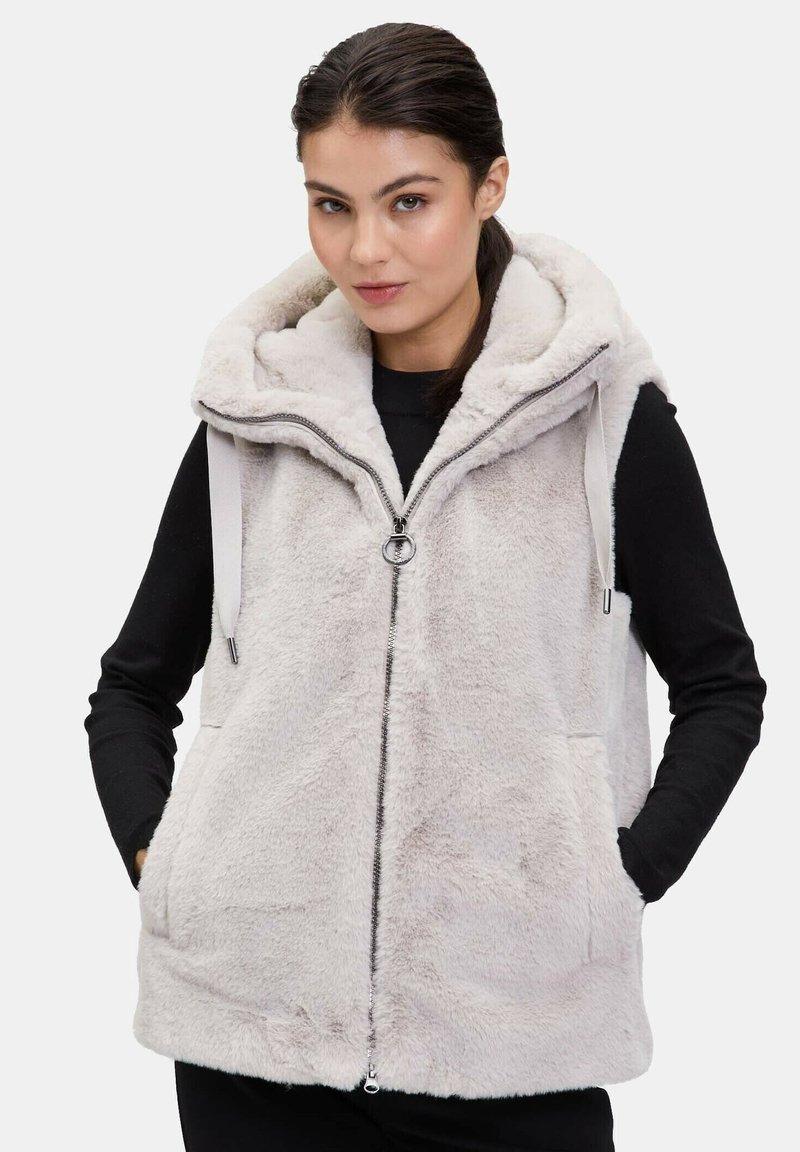 Jasnoszara kamizelka z futra syntetycznego z kapturem, na zamek błyskawiczny i bocznymi kieszeniami. Posiada przeszycia oraz miękką fakturę.