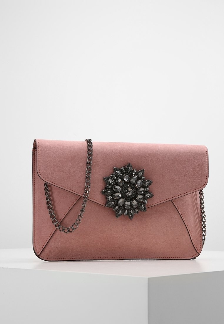 Bolso de mano de ante rosa con un acento floral de joya negra, correa de cadena y un diseño de solapa triangular con esquinas cosidas.