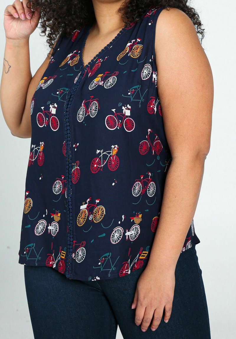 Haut sans manches bleu marine avec un imprimé de vélo en rouge, jaune et blanc, doté d'un col festonné et de boutons décoratifs à l'avant.