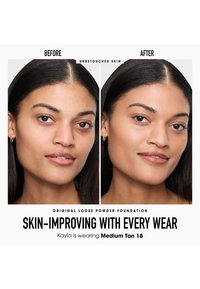 Losse poederfoundation verpakking weergegeven op een gesplitste afbeelding; ervoor is onbewerkte huid te zien, erna is een soepelere, gelijkmatigere huidstructuur te zien.