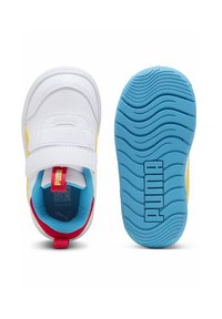 Baskets avec une tige blanche, des accents jaunes, une doublure bleue et un onglet de talon rouge. Dotées de bandes auto-agrippantes et d'une semelle extérieure bleue texturée.