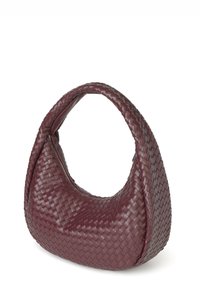 Bolso de mano de cuero trenzado en burdeos con un mango curvado, que presenta una superficie suave y texturizada y un cierre de cremallera en la parte superior.