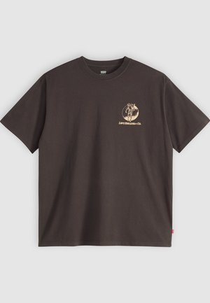 Tumši brūns kokvilnas T-krekls ar īsām piedurknēm, ar zelta logo dizainu kreisajā krūtī un sarkanu etiķeti sānu apakšmalā.