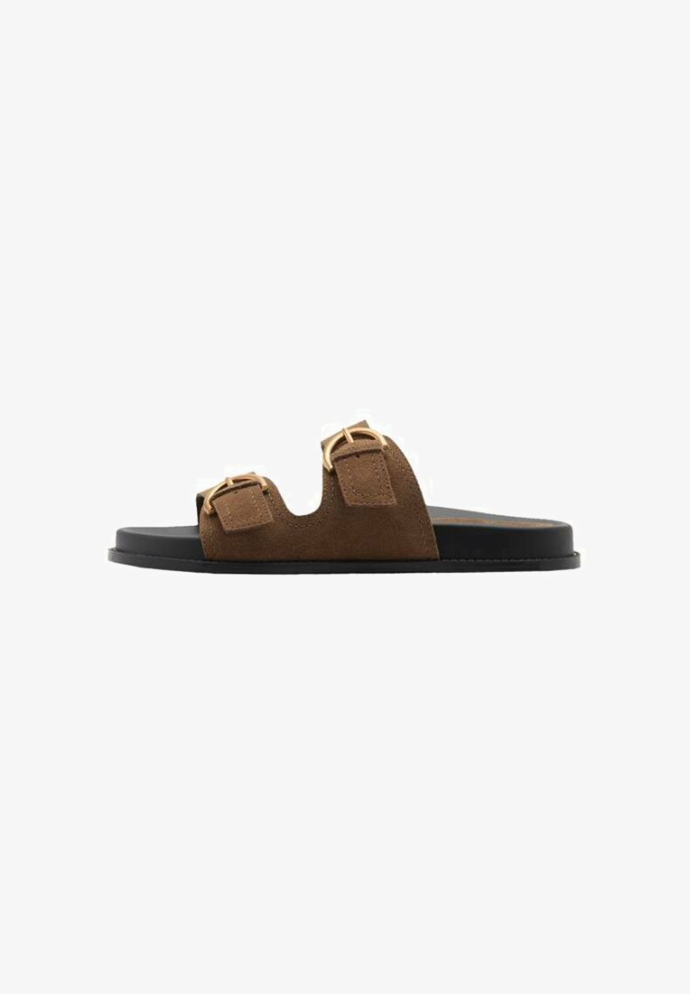 Braune Wildleder-Slide-Sandale mit zwei verstellbaren Schnallen, einer schwarzen Gummisohle und einer glatten Textur. Elegantes minimalistisches Design.