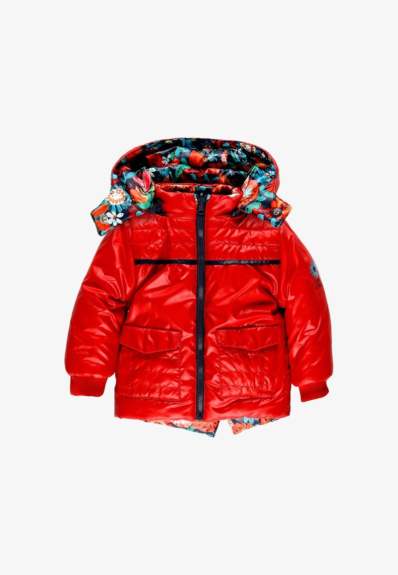 Rode pufferjack met een bloemengevoerd capuchon. Kenmerken zijn onder andere twee voorzakken, geribde manchetten en een centrale rits met een contrasterende zwarte accenten.