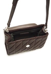 Borsa a tracolla in pelle trapuntata marrone. Presenta una chiusura a scatto in argento e una tasca con zip all'interno.