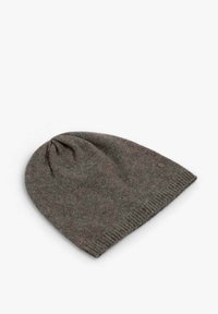 Gorro de punto gris con superficie ligeramente texturizada, puño acanalado y corona redondeada con un pequeño detalle de logo.