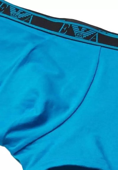 Boxers en coton bleu avec une ceinture élastique noire ornée d'un motif logo répétitif, mettant en avant une texture lisse et une coupe ajustée.