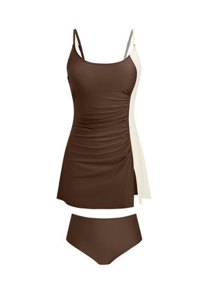 Brauner Tankini mit weißen Seitenteilen und gerafften Details, kombiniert mit passenden braunen Bikinihöschen.