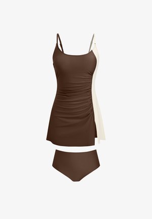 Maillot tankini marron avec panneau latéral blanc et détails froncés, assorti à un bas de bikini marron.