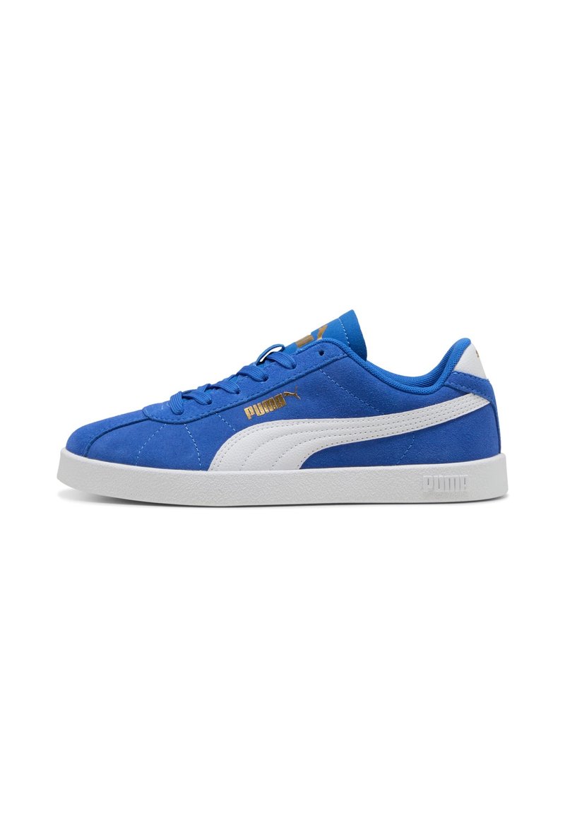 Sneaker in camoscio blu con accenti bianchi, suola piatta, punta rotonda, dettaglio del logo dorato e design con lacci. Cuciture evidenti e texture liscia.