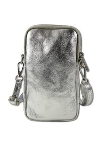 Zilverkleurige metallic crossbodytas met een gladde, glanzende afwerking, ritssluiting en verstelbare riem. Voorzien van duurzame hardware en zonder zichtbare patronen.