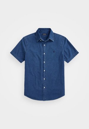 Kortsleeved denimskjorte i mørkeblå, med krage som kan kneppes, hvite knapper og en liten logo på venstre bryst.