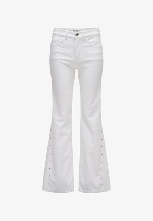 Witte uitlopende jeans met vooraan knoop en rits, zijzakken en metalen drukknopdetails langs de onderste buitenste beennaden.