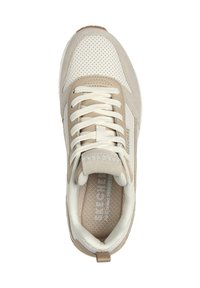 Chaussure de sport beige avec un upper en suède perforé et en mesh, lacets plats, col rembourré et semelle intérieure en mousse à mémoire de forme. Semelle en caoutchouc avec grip texturé.