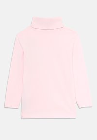 Lys rosa langermet genser med høy hals med et enkelt design, vist flatt på en hvit bakgrunn.
