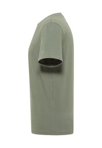 Oliwkowy, krótki rękaw, wykonany z gładkiej bawełny, z klasycznym okrągłym dekoltem i luźnym krojem z przeszyciami.