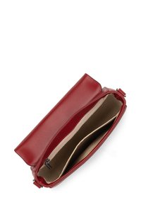 Borsa a mano rossa in pelle con interno in tessuto beige, apertura superiore che mostra due compartimenti principali e una tasca centrale con zip.