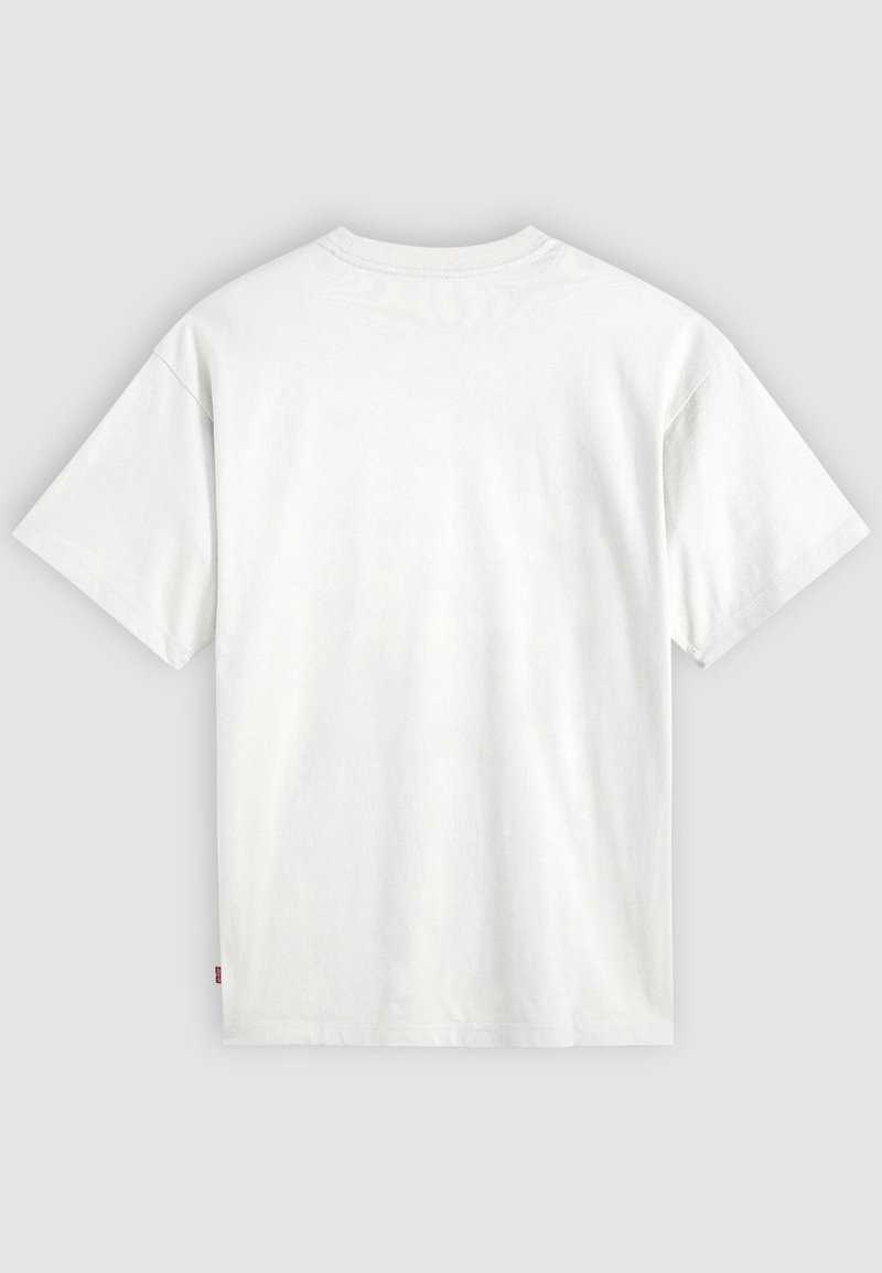 Simpel hvid kortærmet bomuld T-shirt vist bagfra, med rund halsudskæring og et lille rødt mærke ved den nederste sidesøm.