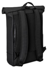 Rucsac negru tip roll-top, cu spate din plasă căptușită, curele ajustabile și buzunar lateral cu fermoar. Material neted și durabil, cu un design minimalist.